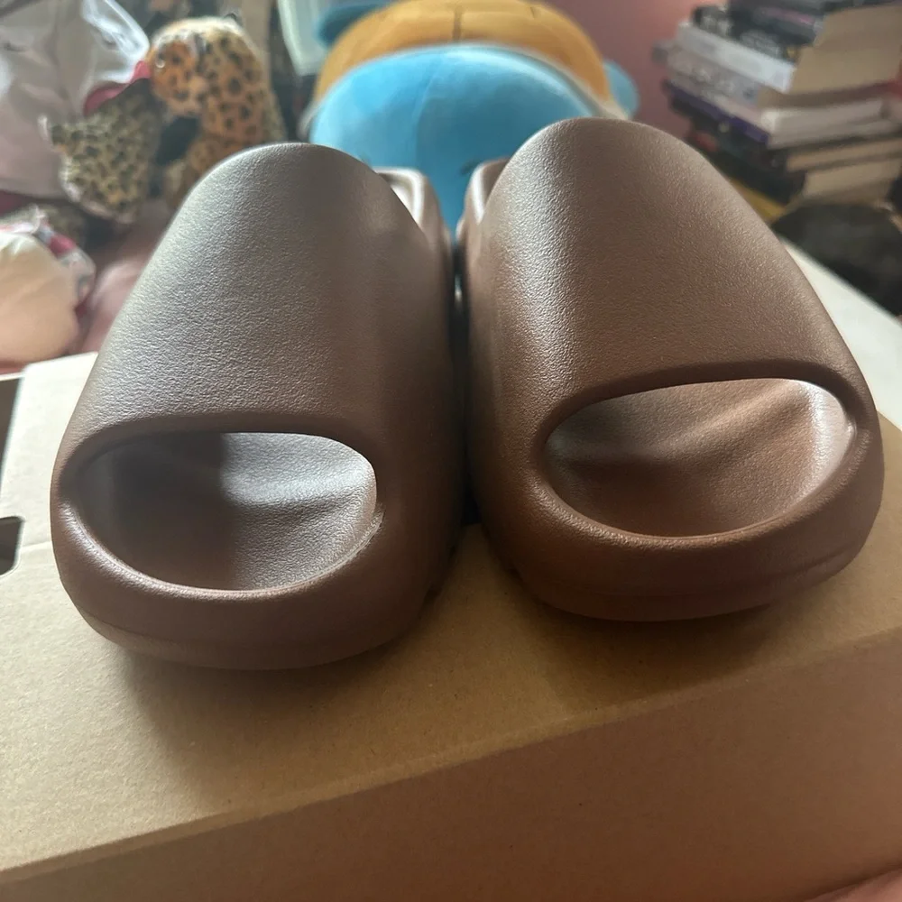 yeezy slides *flax color*
